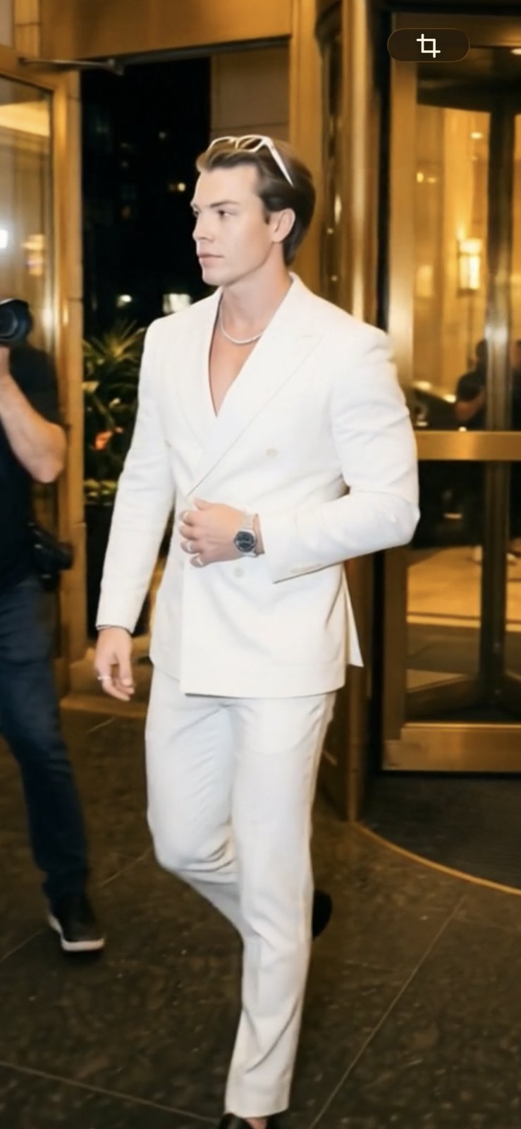 Lord Conrad in completo bianco in un interno elegante